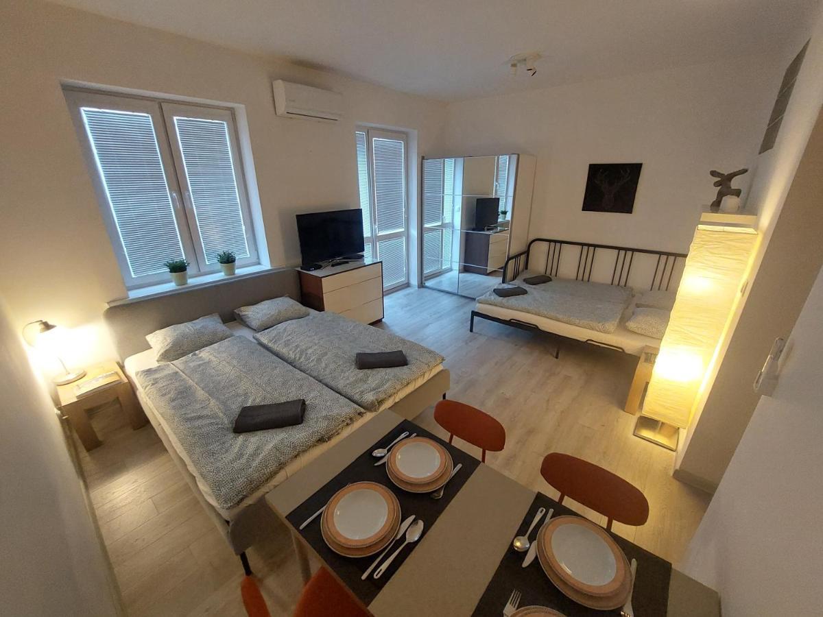 Utulny Apartman S Balkonom Appartamento Bratislava