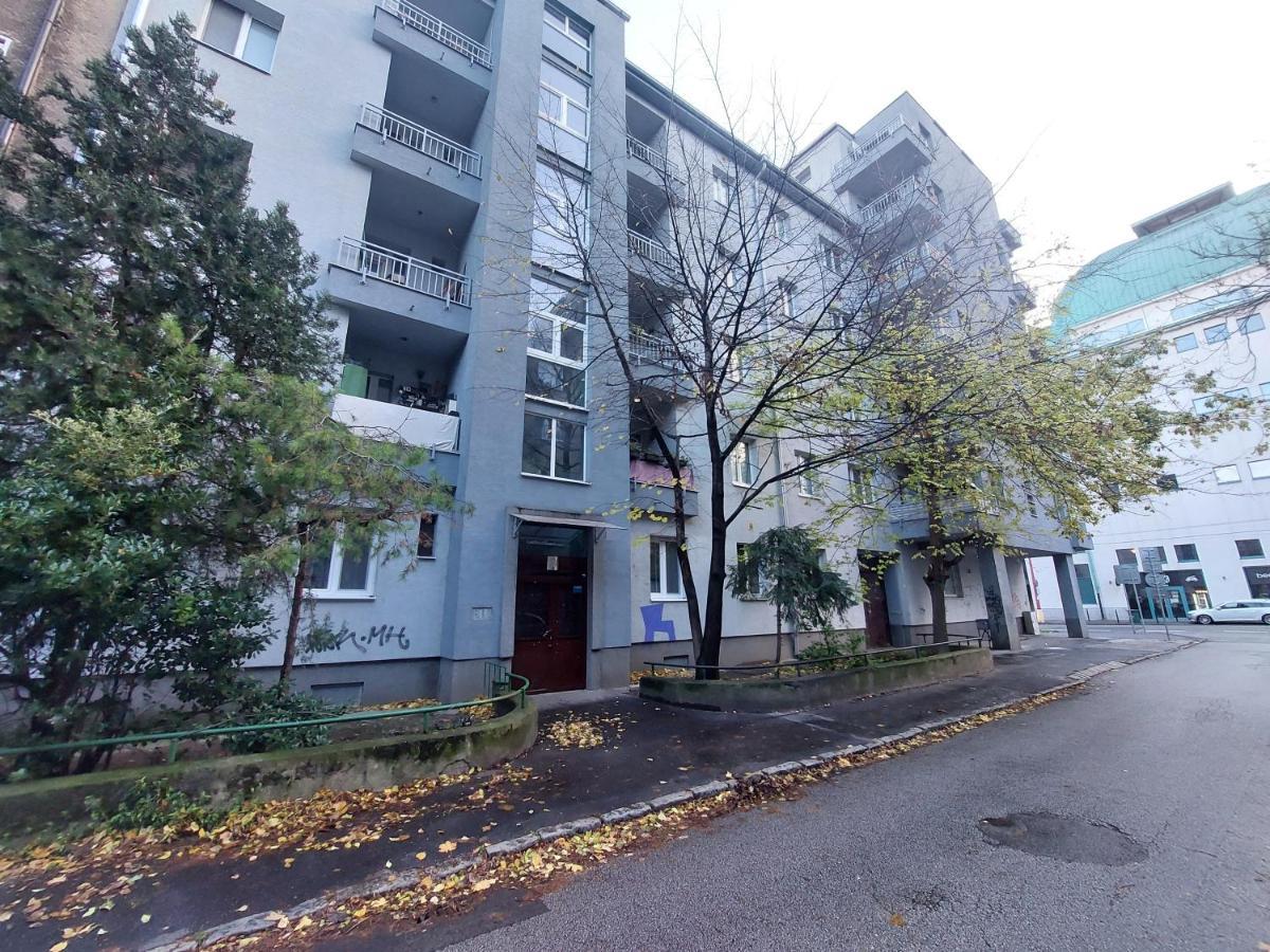 Utulny Apartman S Balkonom Appartamento *